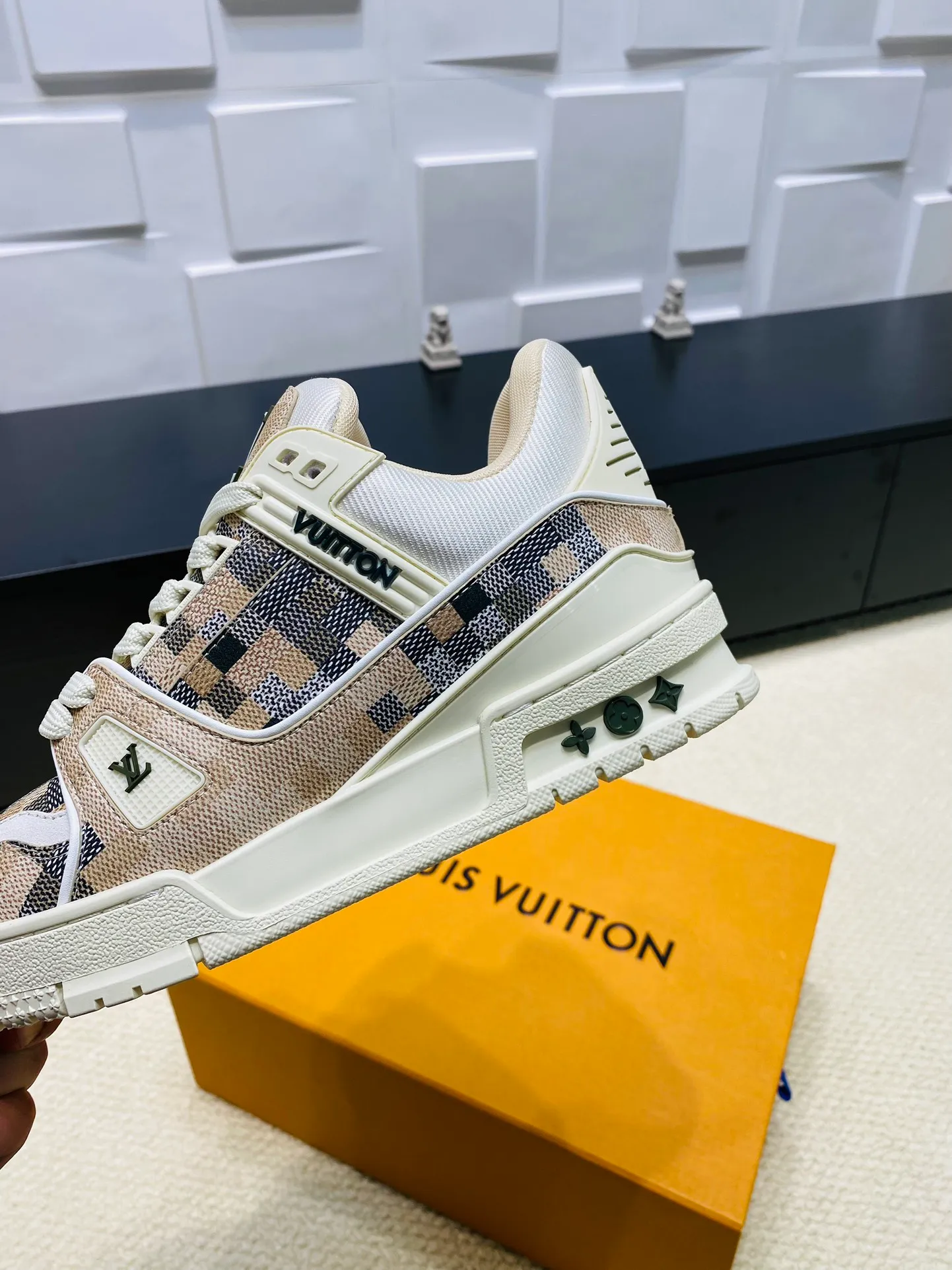 👟👟Ex-factory price 800👟👟 💰💰💰 Hot style 🆕🆕🆕𝙇𝙑 LV Louis Vuitton L House Donkey Brand Trainer Series Couple Style Casual Sports Shoes Skateboard Shoes Original Purchase Development Production Production This pair of LV Trainer sneakers are made of a blend of technical materials with waterproof properties. The meticulously crafted upper is notable for its many signature details, including Louis Vuitton and #54 in script, referencing the year 1854. Exquisite packaging at the delivery counter🛍📦 ▪️Fabrics: Original customized imported cowhide ▪️Inner lining: Original customized breathable mesh ▪️Outsole: Original open-molded non-slip TPU combination outsole ▪️Sole thickness: 3 cm ▪️Size: Women's 35-41 / Men's 38-46